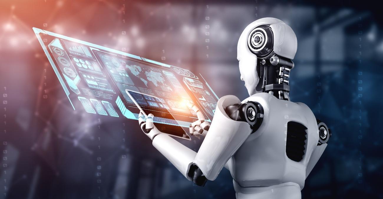 Ein stylischer Roboter blickt auf ein Tablet, aus dem eine holografische Projektion einer komplexen Anwendung in die Luft gebeamt wird. Ein Symbolbild für AIOps.