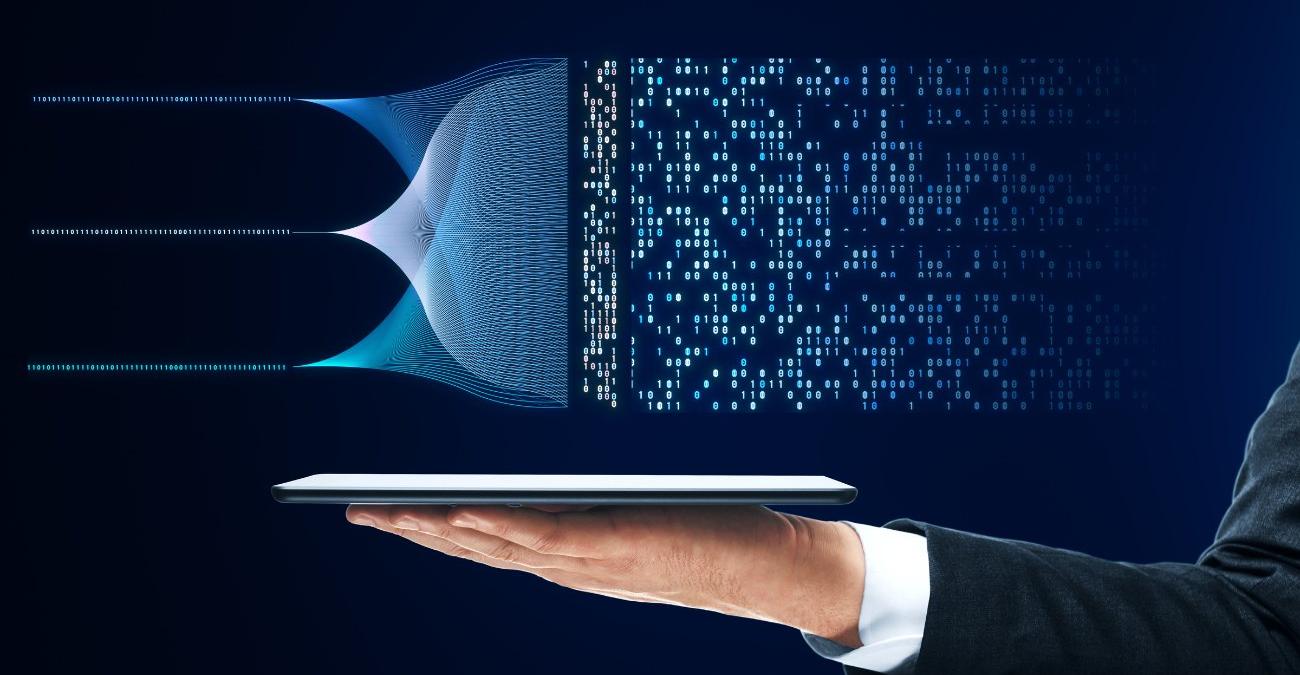 Eine Hand im dunklen Anzug hält ein flaches Tablet, über dem mehrere Datenströme aus Einsen und Nullen von links durch einen leuchtend blauen Trichter gebündelt werden und sich dahinter wieder zu einem großen Binärfeld auffächern – ein Sinnbild für ein API Gateway als zentralen Eingang für Anfragen.