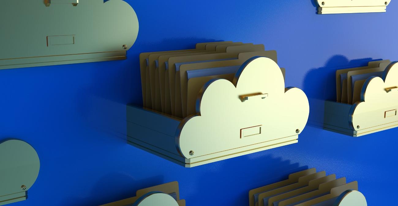 Blauer Hintergrund. Davor schweben Schubladen in Wolkenform, die mit Aktenordnern bestückt sind, symbolisch für Cloud-Migration.