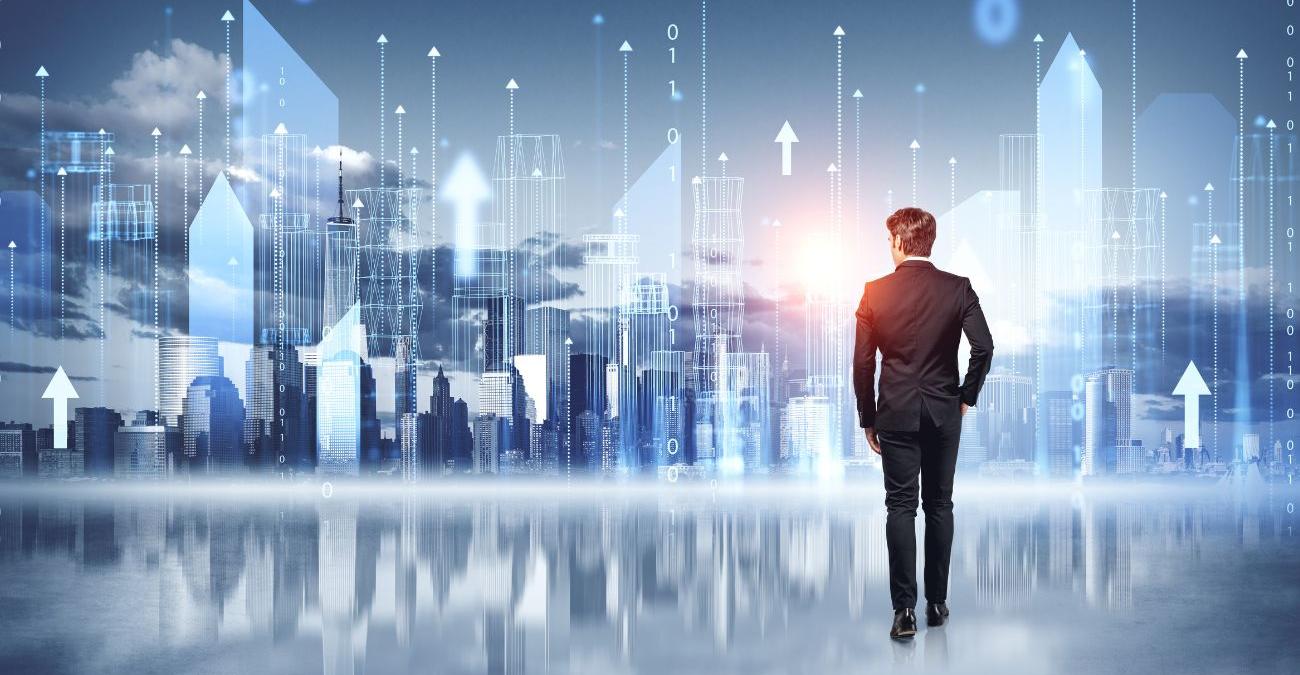 Mann im Anzug blickt auf eine digitale Skyline aus Datenströmen und Aufwärtspfeilen, Symbolbild für die Übersicht, die eine CMDB über komplexe IT-Systeme in Behörden und KRITIS-Betrieben schafft.