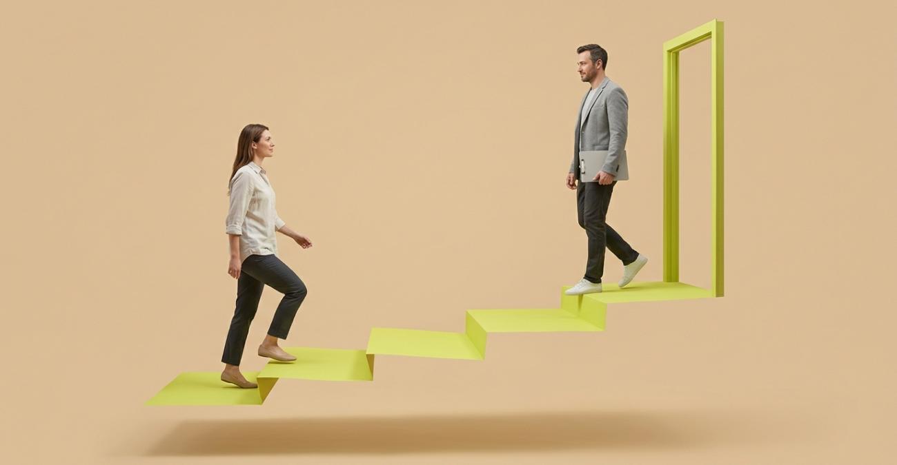 Eine schwebende gelbgrüne Treppe aus vier Stufen spannt sich über die Bildbreite. Links steigt eine Frau hinauf, rechts kommt ein Mann aus einem gelbgrünen Türrahmen herunter, beide sehen sich an. Sinnbild für die CRA-Pflichten als tragende Konstruktion, die zum Marktzugang führt.