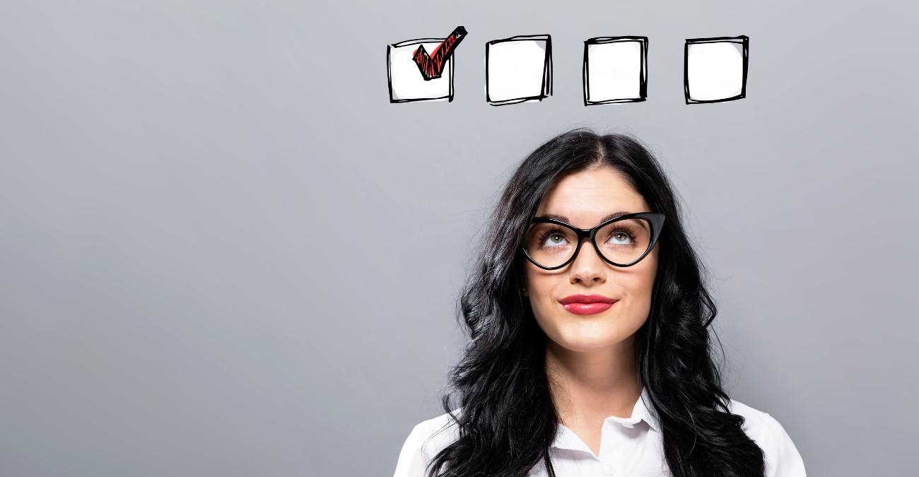 Neutraler Hintergrund: Eine junge, dynamische Frau mit Brille und schwarzen Locken steht frontal zum Beobachter. Sie blickt erwartungsvoll nach oben. Über ihr sind illustrierte Checkboxen eingeblendet, die teilweise mit einem Häkchen angekreuzt sind. Sinnbildlich für die Checkliste zur Datenbankmigration.