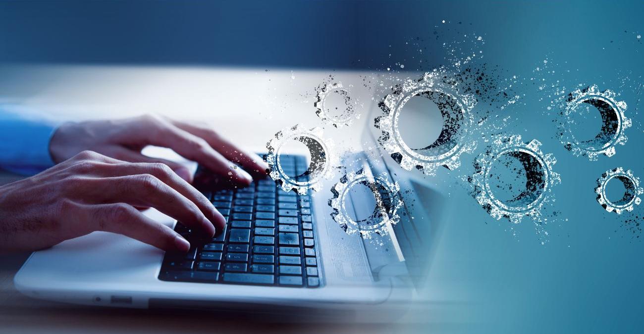 Zu sehen sind die Hände eines Softwareentwicklers auf einer Notebook-Tastatur. Durch das Bild schweben digitale Zahnräder. Ein Symbolbild für die Sicherheit von Datensouveränität.