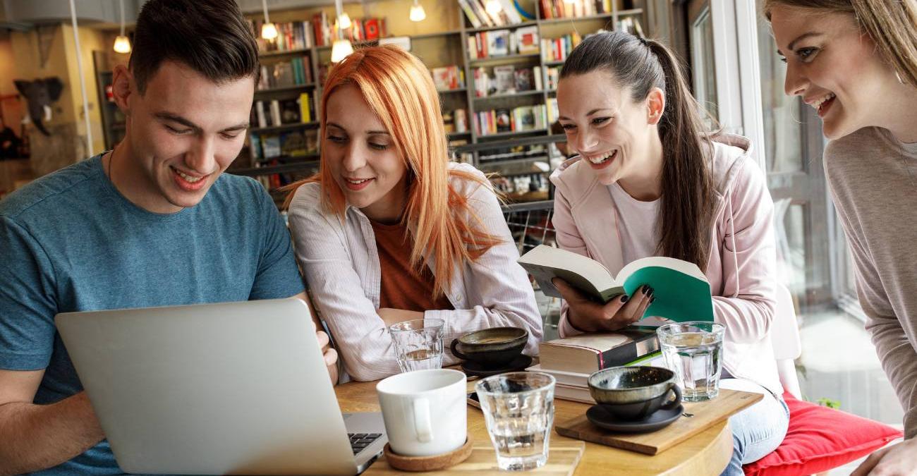 Der junge Vereinsvorstand und die Mitglieder prüfen am Laptop die DSGVO-Konformität der neuen Vereinssoftware.