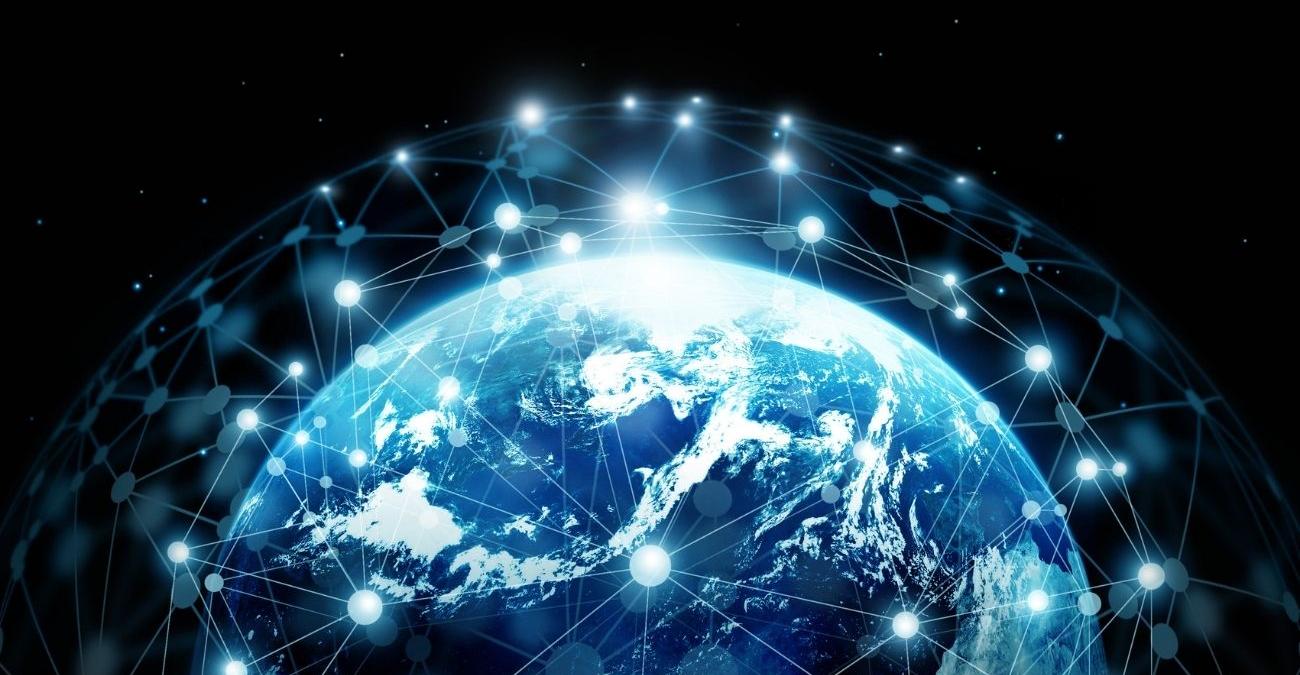 Ein Team aus Fachkräften bespricht an einem großen Monitor eine farbcodierte Satellitenkarte und ein Dashboard - Sinnbild für die tägliche Arbeit mit EO-Datenplattformen und APIs, die Satellitendaten nutzbar machen.