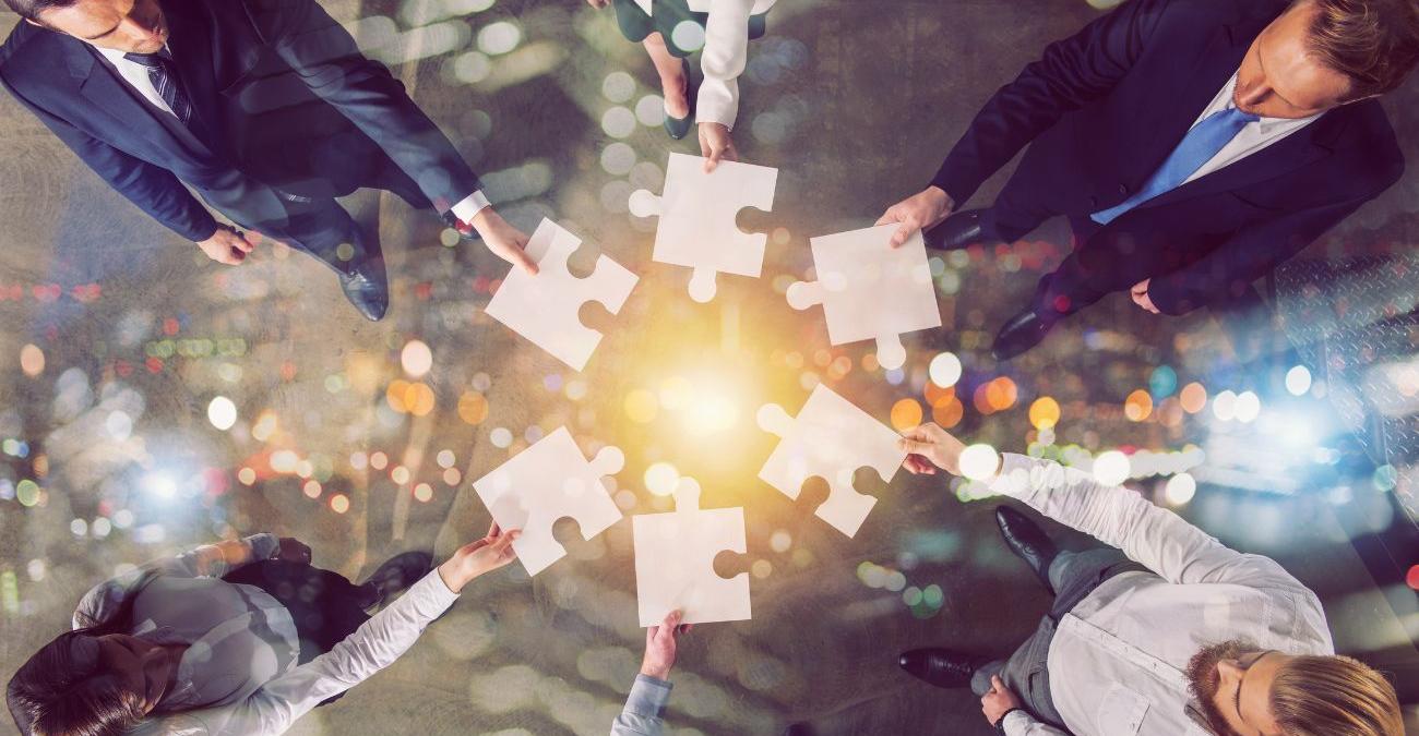 Eine stilisierte 3D-Darstellung in dunklen Blau- und Grautönen zeigt ein vernetztes System aus Zahnrädern und Datenbausteinen – eine Metapher für die systematische ERP-Implementierung in einem Unternehmensumfeld.