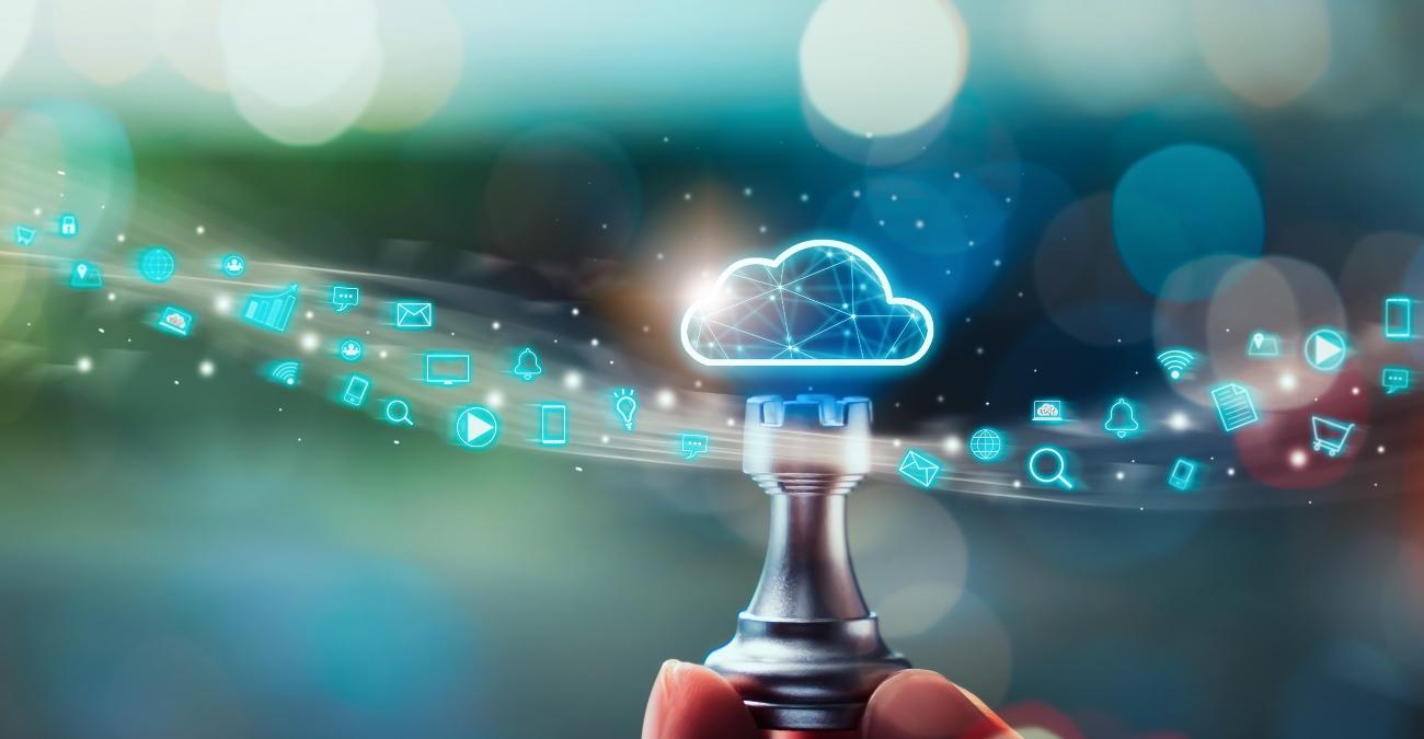 Eine Hand hält eine Schachfigur vor einem digitalen Bildschirm voller Cloud-Symbole, Daten-Uploads und vernetzter Anwendungen – ein Sinnbild für die strategische Cloud-Beschaffung über den EVB-IT-Cloud-Vertrag.
