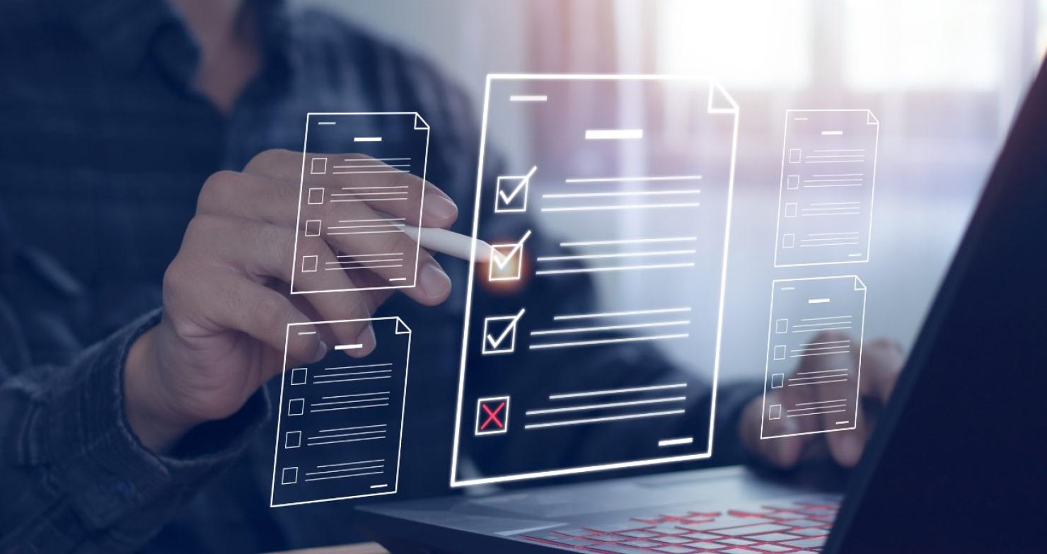 Eine Person bearbeitet am Laptop digitale Formulare und Checklisten und verwaltet
Arbeitsdokumente in einem Dokumentenmanagementsystem nach ISO-Norm 27001.