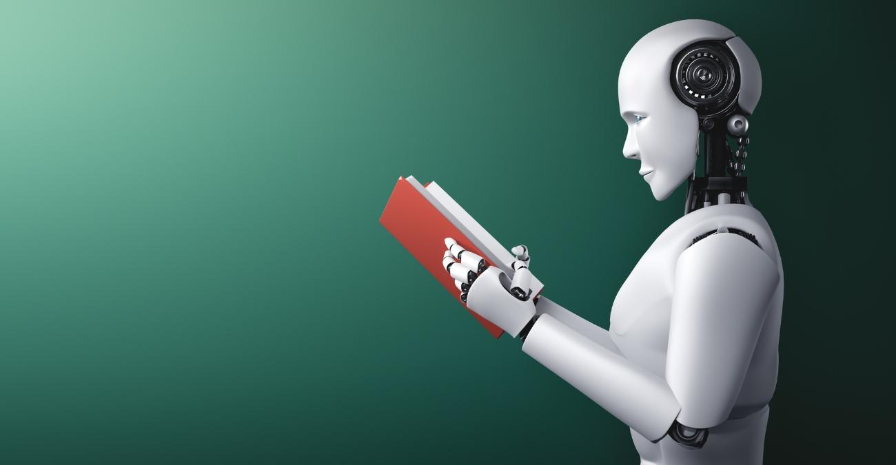 Ein weißer Roboter liest ein Regelbuch. Symbolbild für die Modernisierung des BSI IT-Grundschutz zum digitalen Regelwerk IT-Grundschutz++