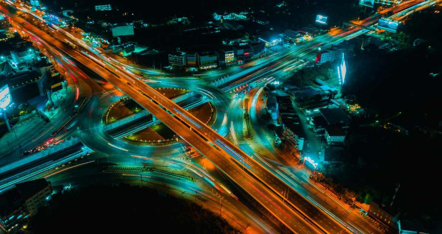 Das Bild zeit eine stilisierte Datenautobahn. Diese symbolisiert die Verbindung zwischen den verschiedenen IT-Infrastruktur-Komponenten