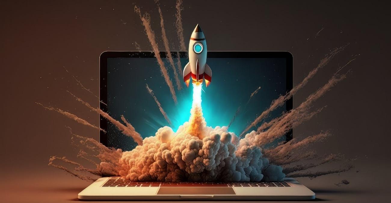 Aus dem Bildschirm eines Laptops startet eine Rakete in den Himmel — ein Sinnbild dafür, wie KI-Prozessautomatisierung Abläufe im Unternehmen beschleunigt.