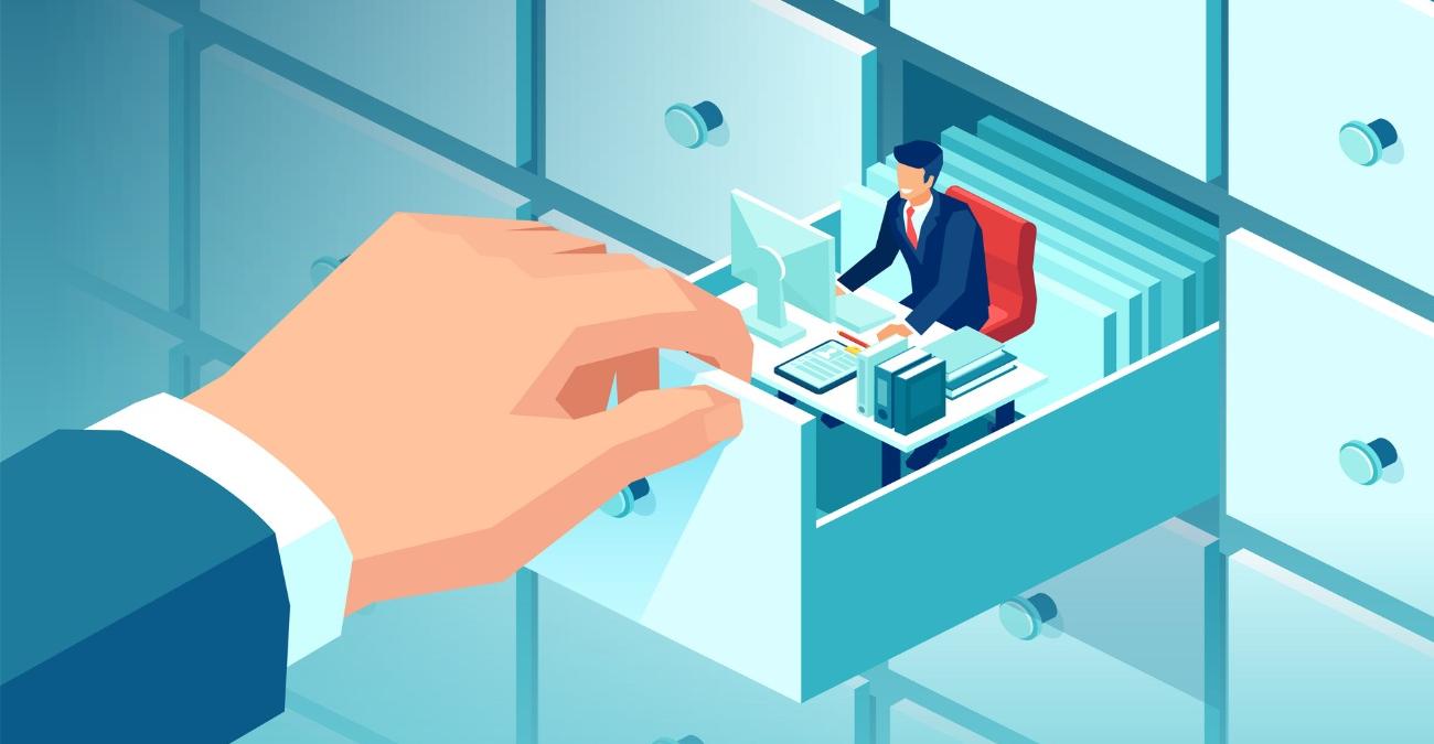 Eine rudimentäre Grafik: Eine Hand öffnet ein Schubfach eines großen Aktenschranks. Darin sitzt ein kleiner Mann im Anszug an seinem Arbeitsplatz und arbeitet an seinem Computer. Ein Symbolbild für Patch Deployment in KRITIS-Systemen.