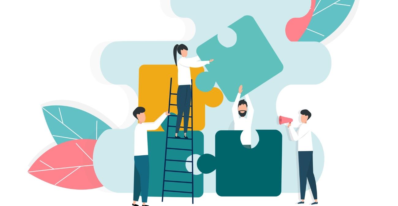 Eine bunte, rudimentäre Grafik zeigt Figuren als Mitglieder eines IT-Teams, die vor einem großen Puzzleteil ein Quadrat aus vier Puzzleteilen zusammensetzen. Das symbolisiert das Ineinandergreifen der verschiedenen Abteilungen beim Ausführen einer guten Patch-Management-Strategie.