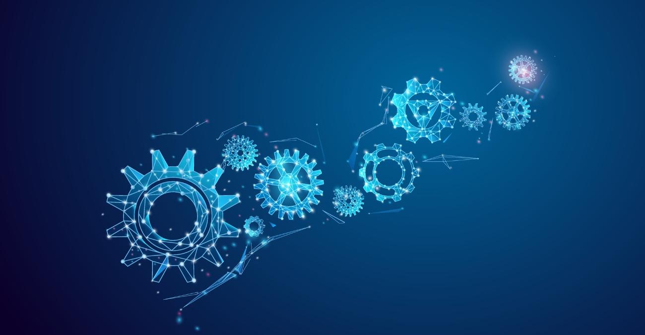 Eine Mitarbeiterin sitzt konzentriert vor zwei Bildschirmen mit Test-Dashboards und prüft die Regressionstests KRITIS-Wartung einer Versorgungs-Software.
