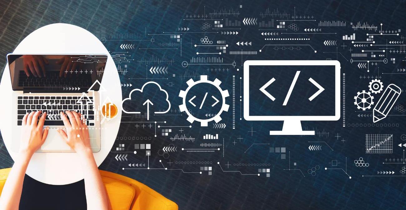 Vogelperspektive: Die Arme eine Frau auf dem Notebook. Daneben symbolische Zeichen für Security by Design.