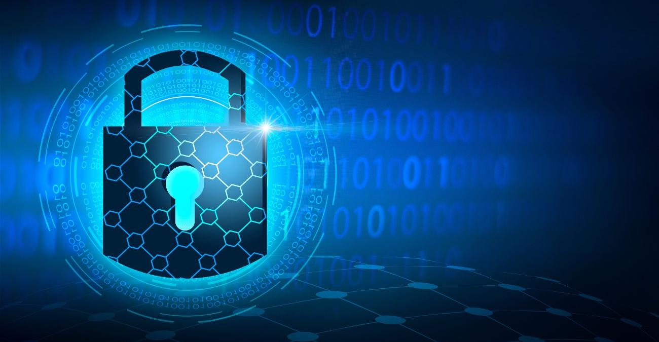 Blauer Hintergrund mit Zahlen. Einsen und Nullen. Im Vordergrund ein Vorhängeschloss als Symbol für sichere Softwareentwicklung.