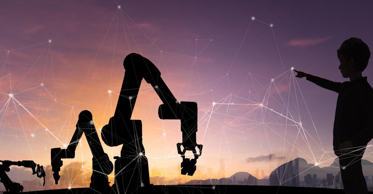 Eine abstrakte Darstellung eines kindlichen Schattens. Er zeichnet Sternbilder nach. Vor ihm ragen schemenhaft Roboterarme aus dem Boden.