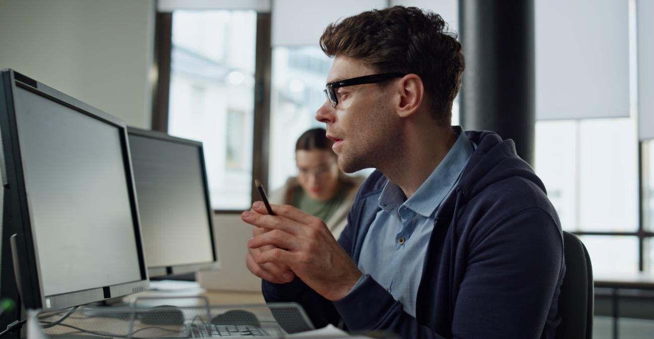 Ein Fundraising-Mitarbeiter einer NGO wertet am Laptop die Spenderdaten der neuen Spendenverwaltungssoftware aus.