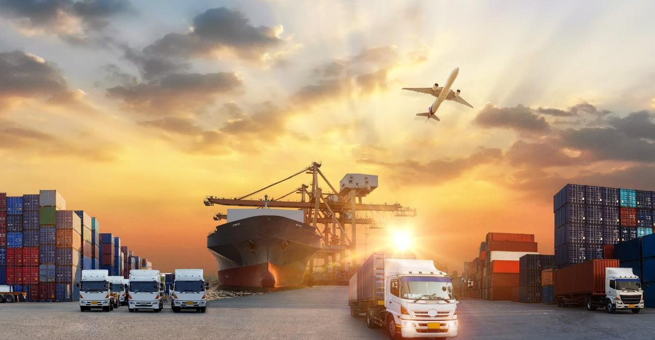 Eine stilisierte Bildcollage: Trucks, ein Schiff samt Ladekahn und Containern und ein Flugzeug. Alle starten im Sonnenaufgang. Ein Symbolbild für die Nutzung von Supply-Chain-Management-Software.