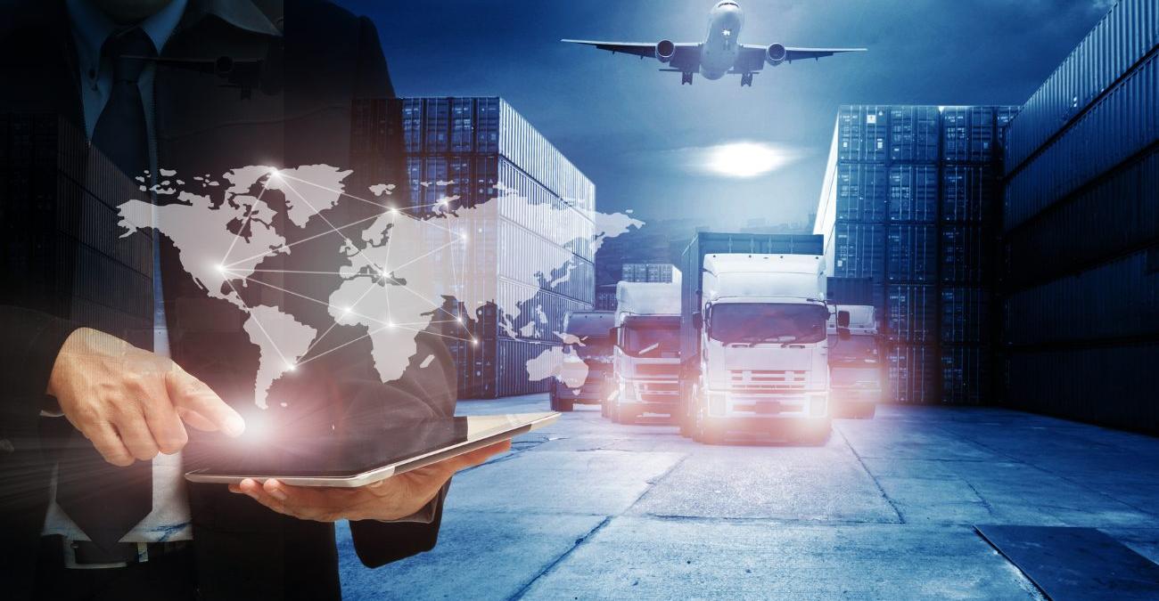 Ein Planungsteam sitzt vor mehreren Bildschirmen mit Absatzprognosen und Produktionskalendern und stimmt die Supply-Chain-Planung für die kommenden Wochen ab.