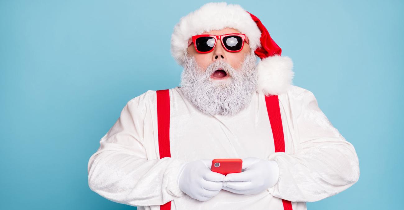 Ein Weihnachtsmann mit Smartphone ist erstaunt über den Einfluss sozialer Medien auf Weihnachten.