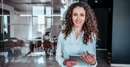 Frau mit Tablet im Büro