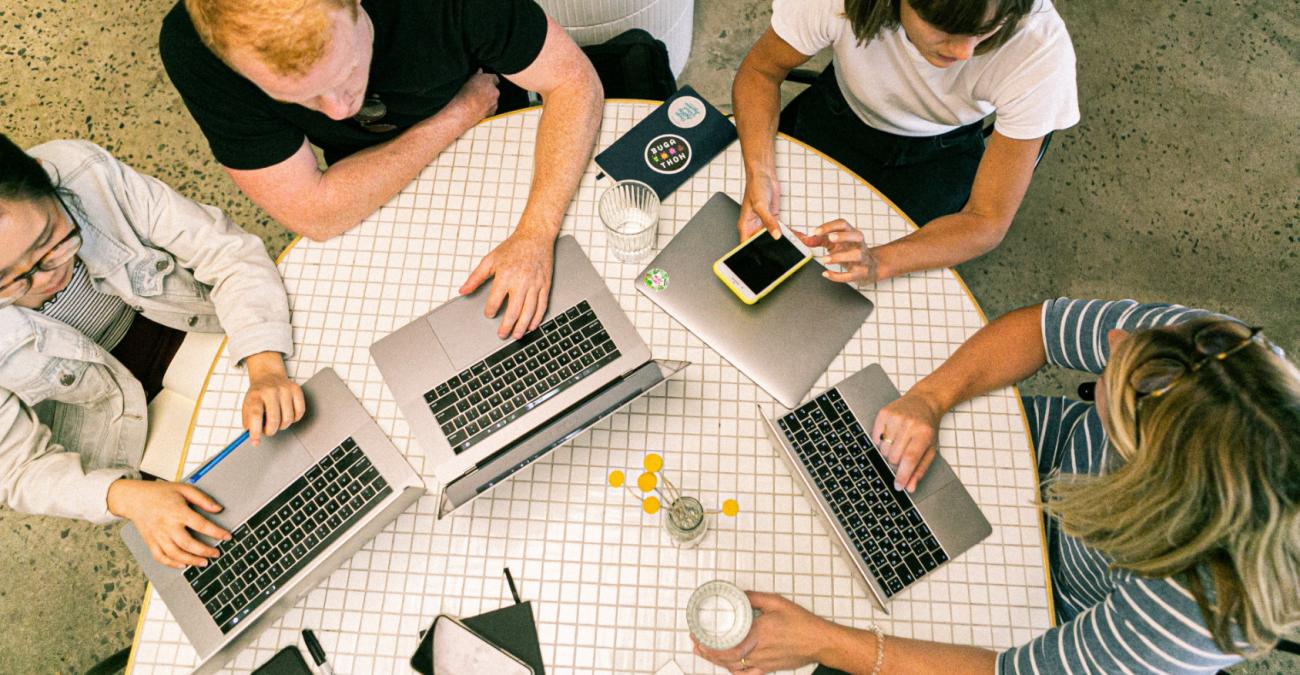 Menschen in einem Büro arbeiten am PC