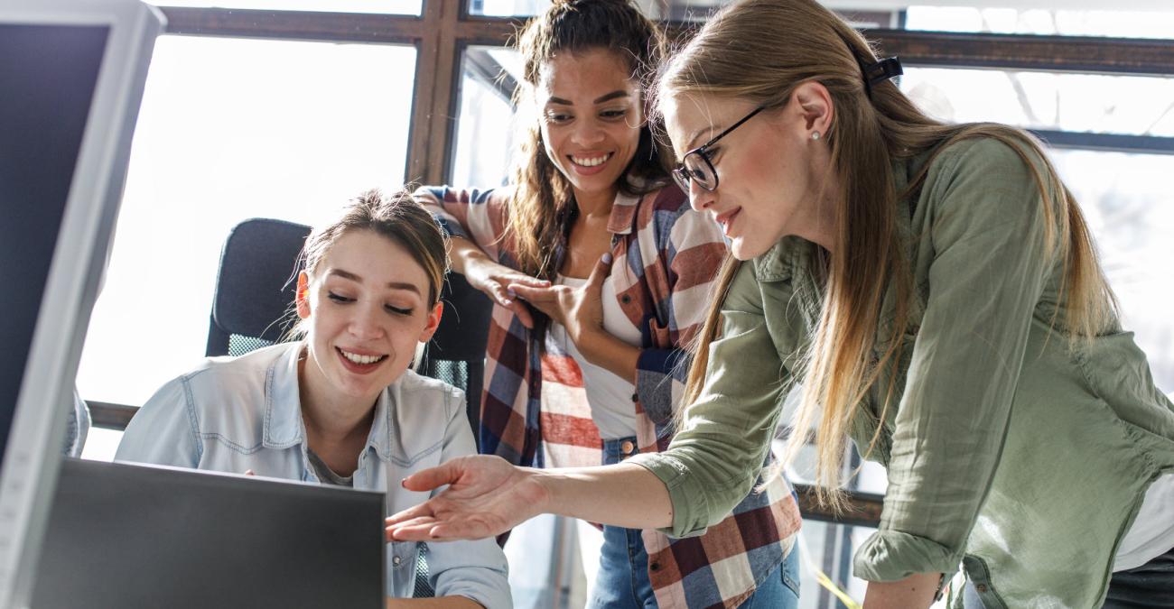 Eine Gruppe von jungen Frauen am PC