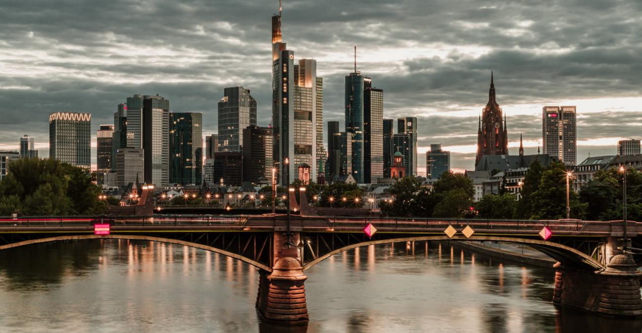 Skyline Frankfurt in der Dämmerung