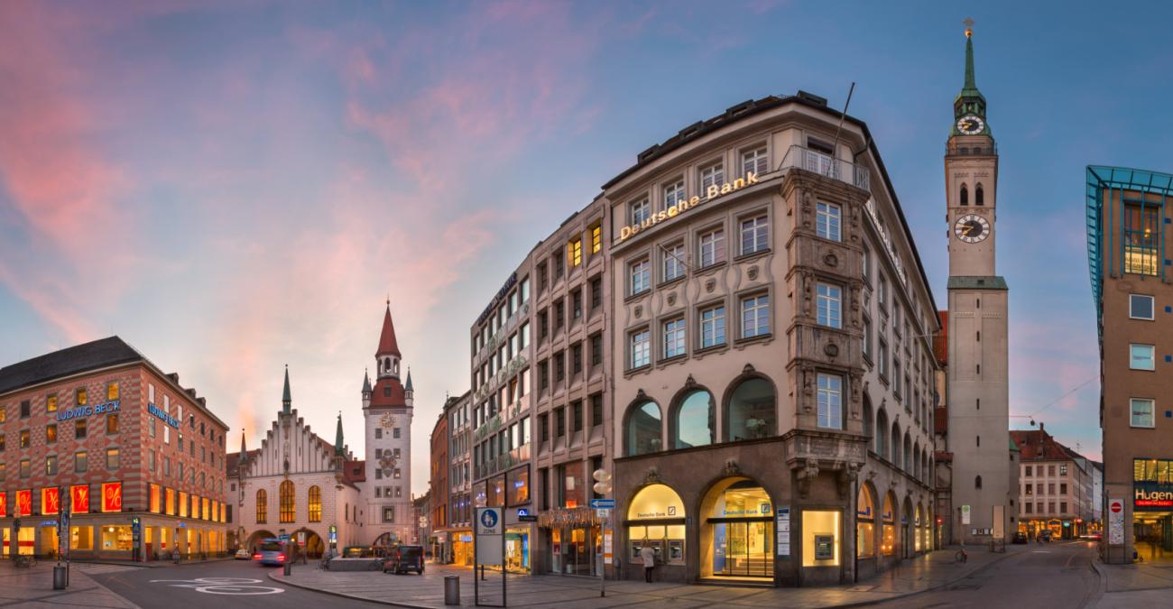 schöne Straße in München mit Häusern