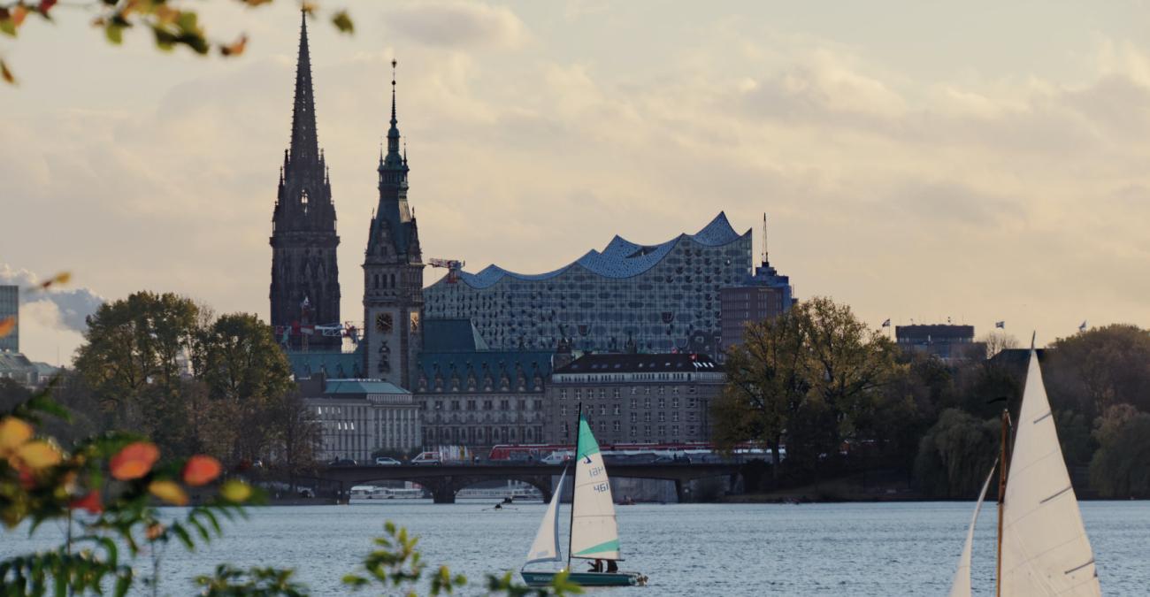 Hamburgs Fluss  mit Elbphilharmonie im Hintergrund