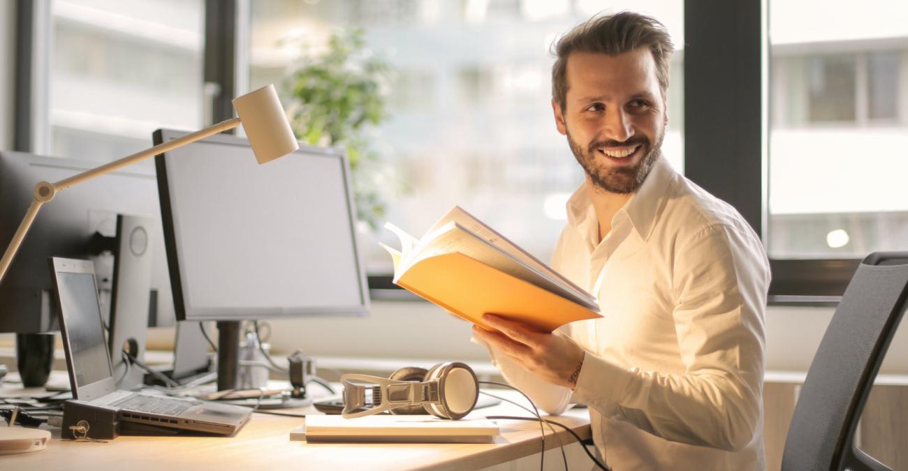 Mann sitzt am Schreibtisch am PC