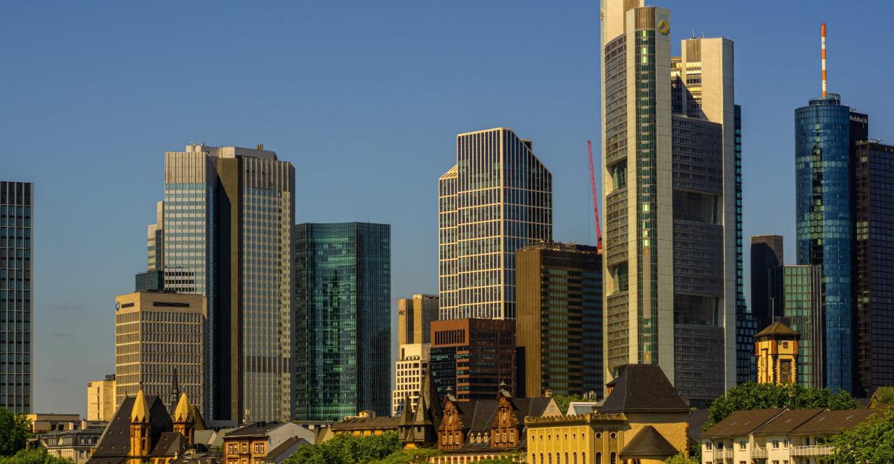 Skyline Frankfurt mit Hochhäusern und dem Main