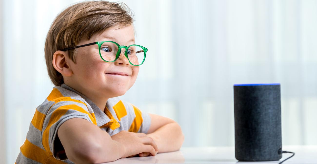 virtueller Assistent Kind nutzt begeistert KI-Technologie