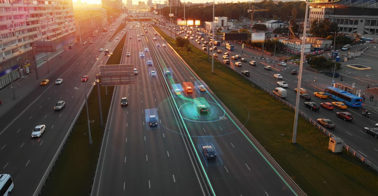 Autos steuern automatisch durch den Straßenverkehr