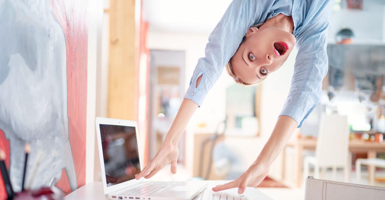 Frau schwebt von oben heran und greift zu ihrem Notebook. Sie will ChatGPT nutzen, um im Job wieder festen Boden gewinnen zu können.