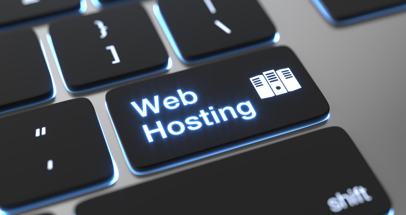 Detailansicht eines Notebooks. Auf einer Taste des Keyboards steht Webhosting.