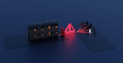 Eine 3-D-Grafik: Mehrere Notebooks senden mittels rot glühender Leitung Ransomware-Attacken auf einen Server. Doch eine Mauer bietet umfassenden Ransomware-Schutz.