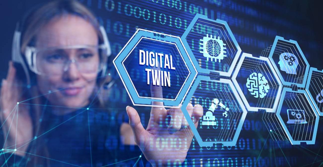 Digitale Zwillinge in der Softwareentwicklung Eine hübsche Frau mit Kopfhörern. Vor ihr das Hologramm eines Schaltpanels. Sie drückt auf die Taste Digital Twin - Digitale Zwillinge.