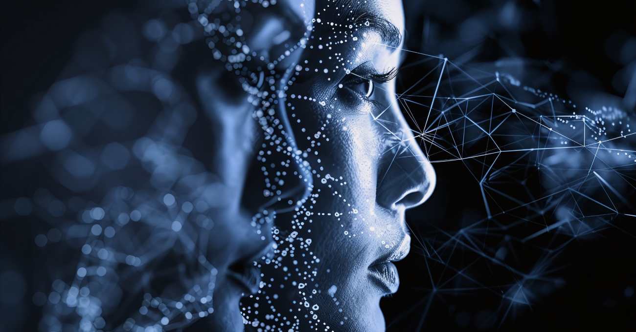 Schwarzweiß. Das Gesicht einer Frau spiegelt sich in einer künstlichen Umgebung. Die Matrix umgibt sie. Sie ist ein digitaler Zwilling.