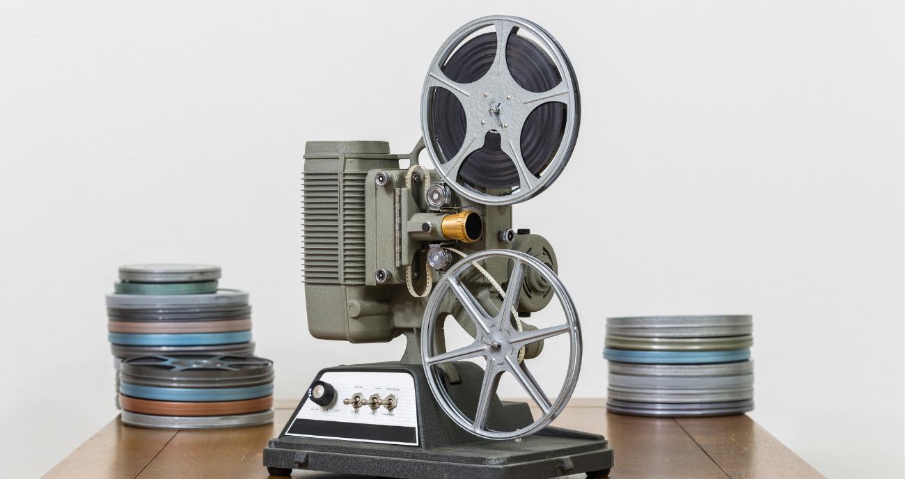 Das Bild eines glÀnzenden Super 8 mm Projektors. Solch ein AbspielgerÀt ist praktisch. Es wird genutzt um ein Filmarchiv zu digitalisieren.