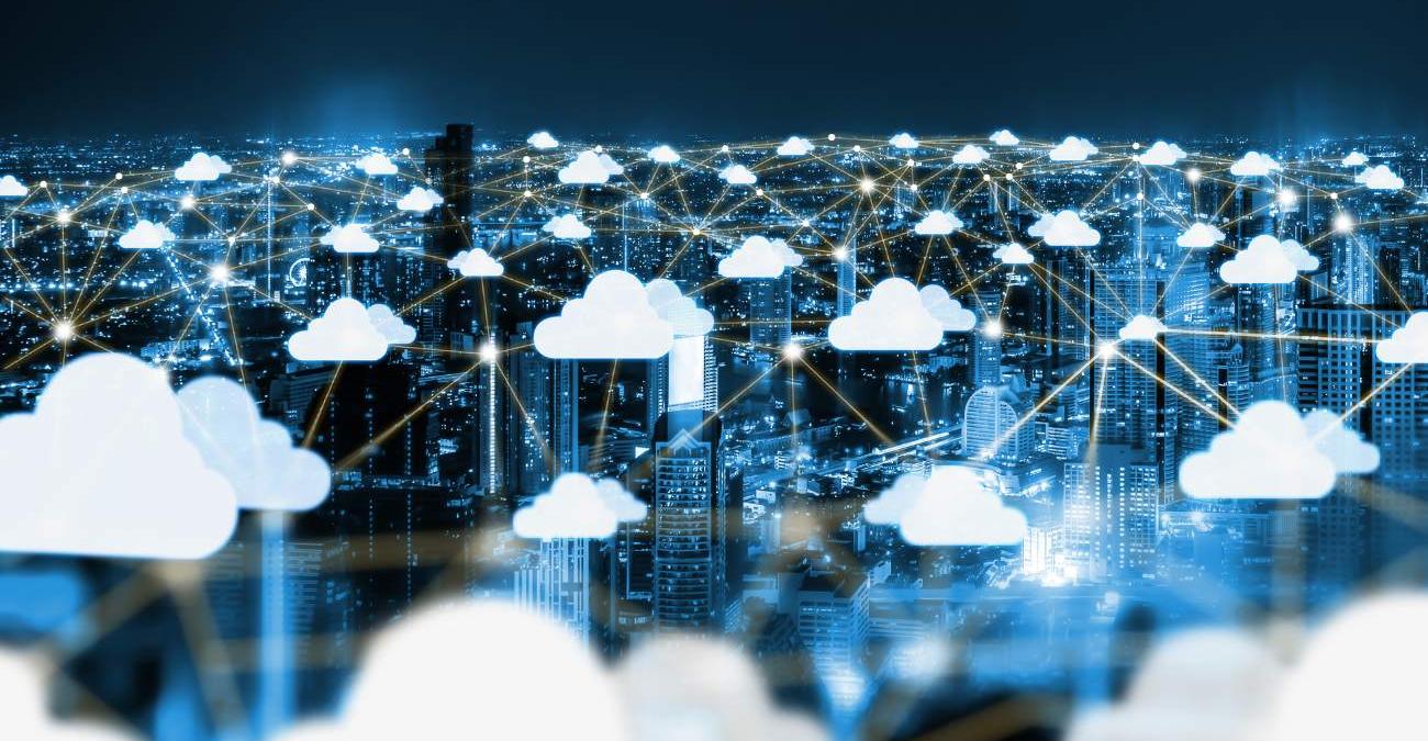 Eine 3D-Grafik einer modernen Großstadt, die über Knotenpunkten in Form von Clouds miteinander vernetzt sind. Die Sovereign Cloud wird durch weiße Wolken Symbolisiert.