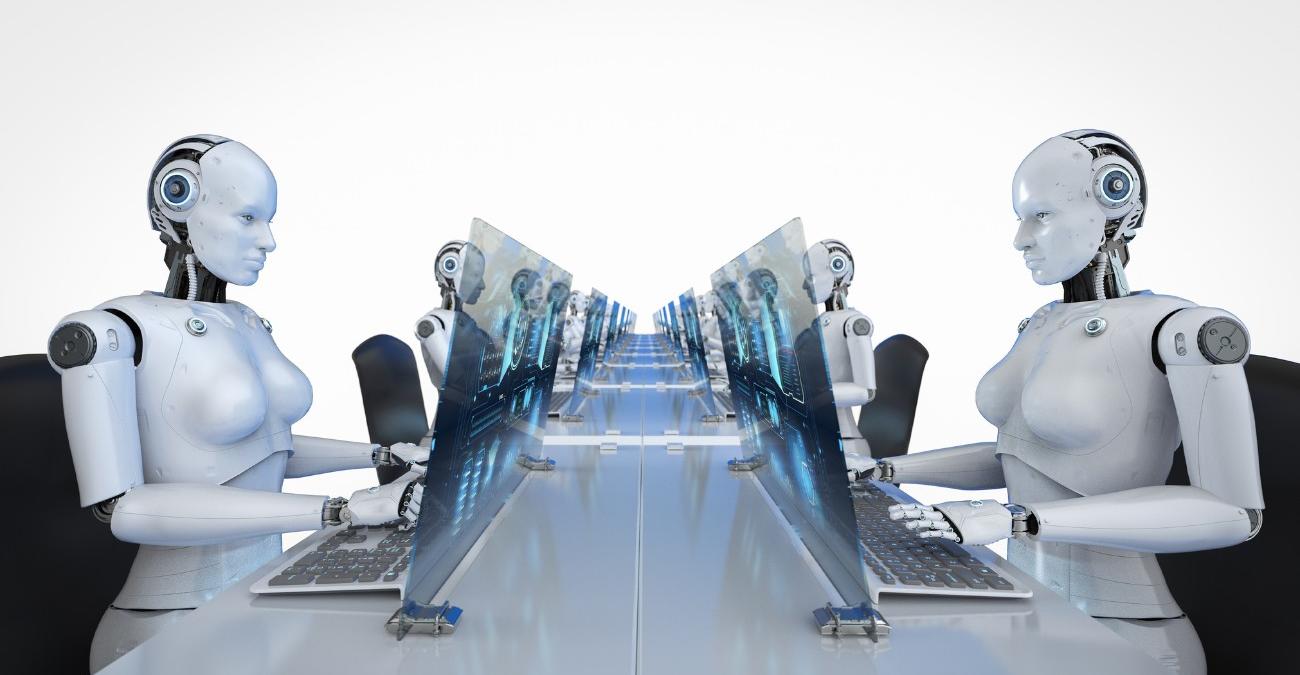 Undendlich viele Weiße Roboter sitzen sich an einem scheinbar endlos in die Tiefe reichenden Tisch einander gegenüber und blicken auf große PC-Bildschirme vor sich. Ein Symbolbild für KI-gestütztes Schwachstellenmanagement.