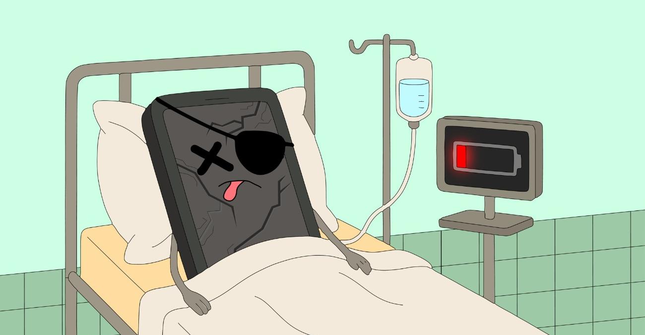 Ein Smartphone mit zersplittertem Display und Augenklappe liegt in einem Krankenhausbett am Tropf, daneben zeigt ein Monitor einen kritisch niedrigen Akku. Ein Symbolbild für die akute Notlage der IT-Sicherheit im Gesundheitswesen.