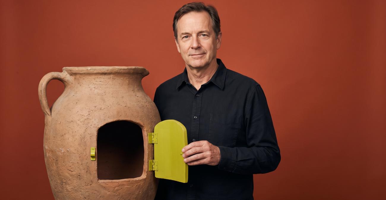 Ein Mann öffnet eine kleine gelbgrüne Tür, die in einen übergroßen Tonkrug eingelassen ist. Sinnbild für eine REST API, die jede Ressource auf gleiche Weise zugänglich macht.
