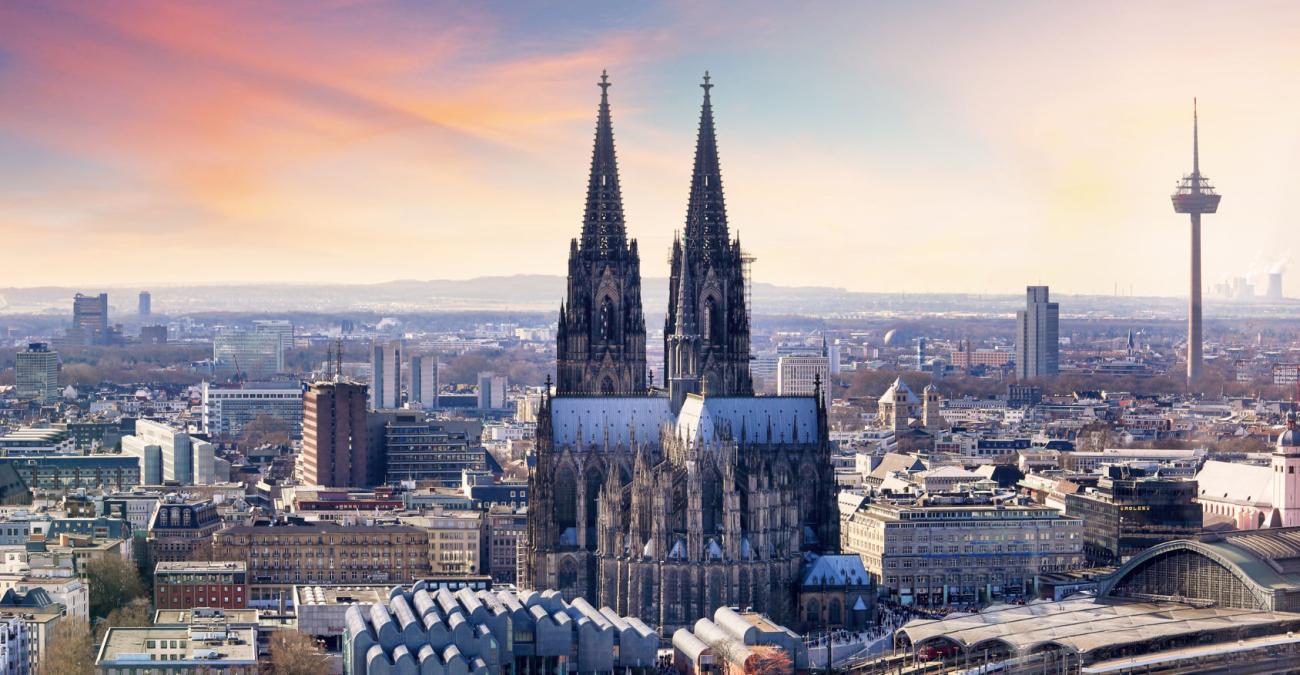 Der Stadtkern von Köln von oben mit dem Kölner Dom ist auch ein attraktiver Standort für Webagenturen.