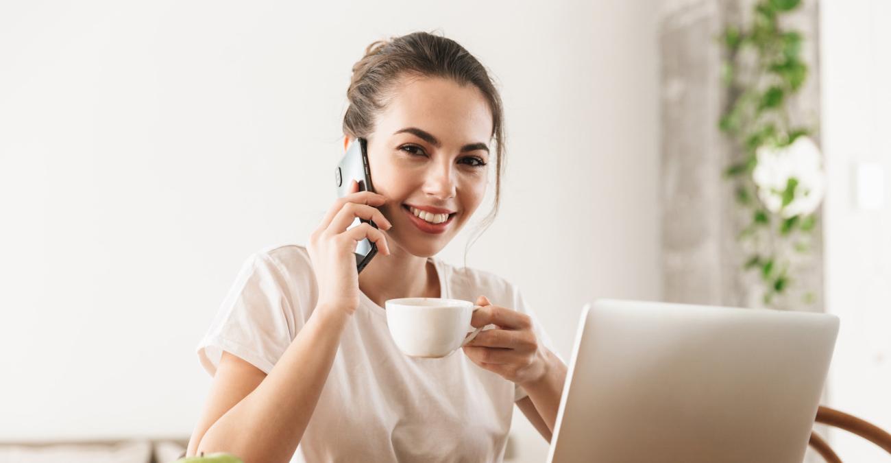 Mitarbeiterin einer Digitalagentur Eine Mitarbeiterin einer Digitalagentur vereinbart telefonisch einen Termin.