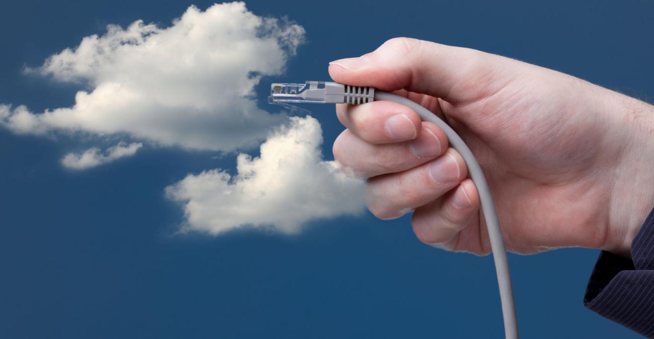 Sinnbildlich für Cloud Anwendungen wird ein Lan-Kabel an eine Wolke am Himmel angeschlossen.